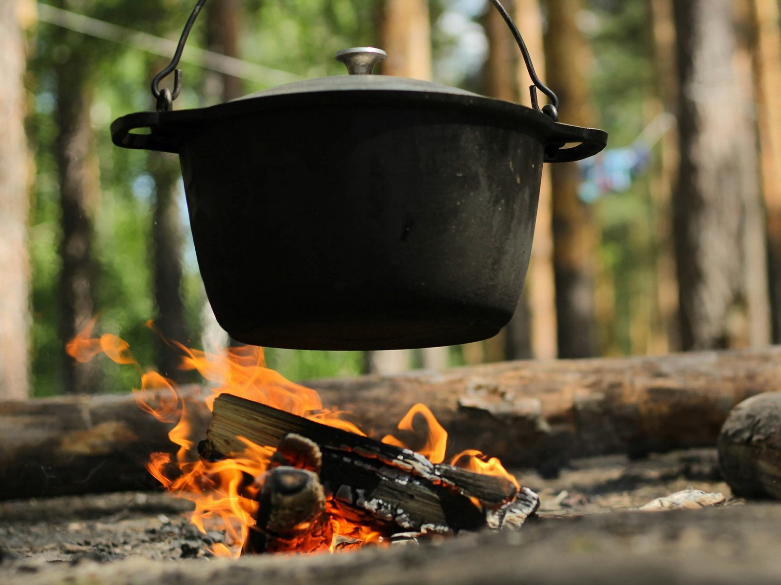 Gusseisen-Topf über dem Lagerfeuer im Freien