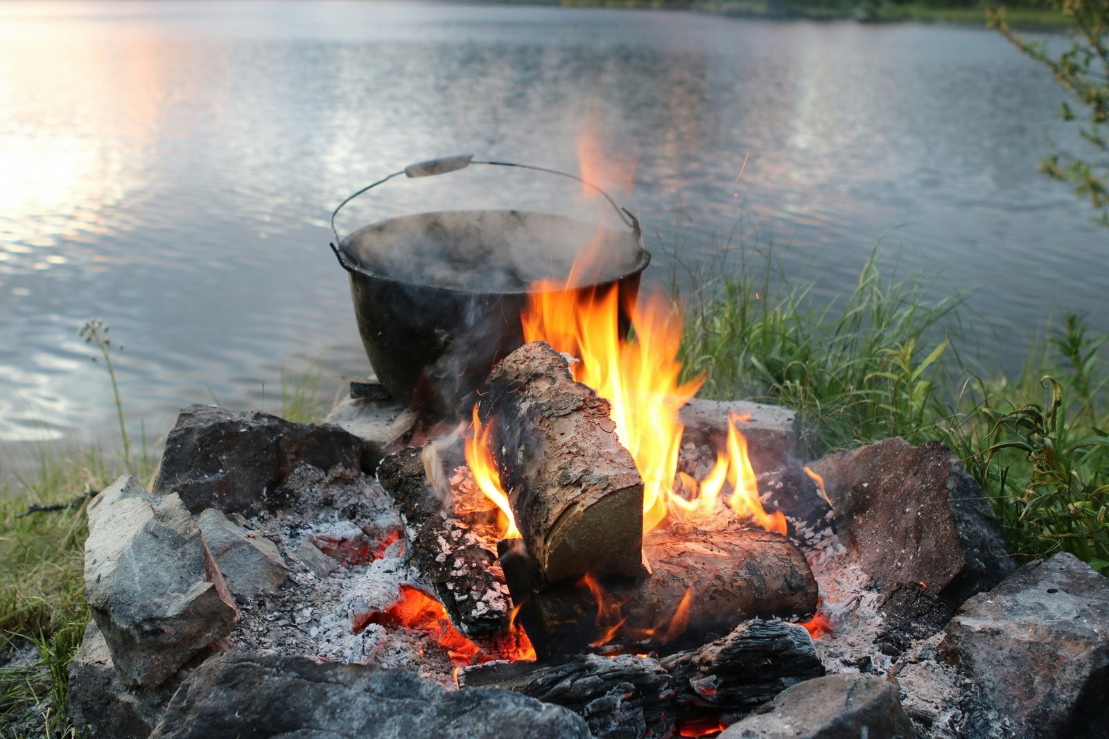 Gusseisen-Topf beim Kochen am Lagerfeuer