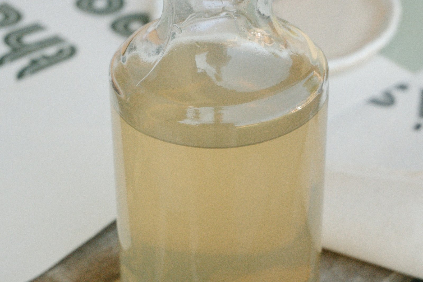 Essigflasche auf dem Küchentisch